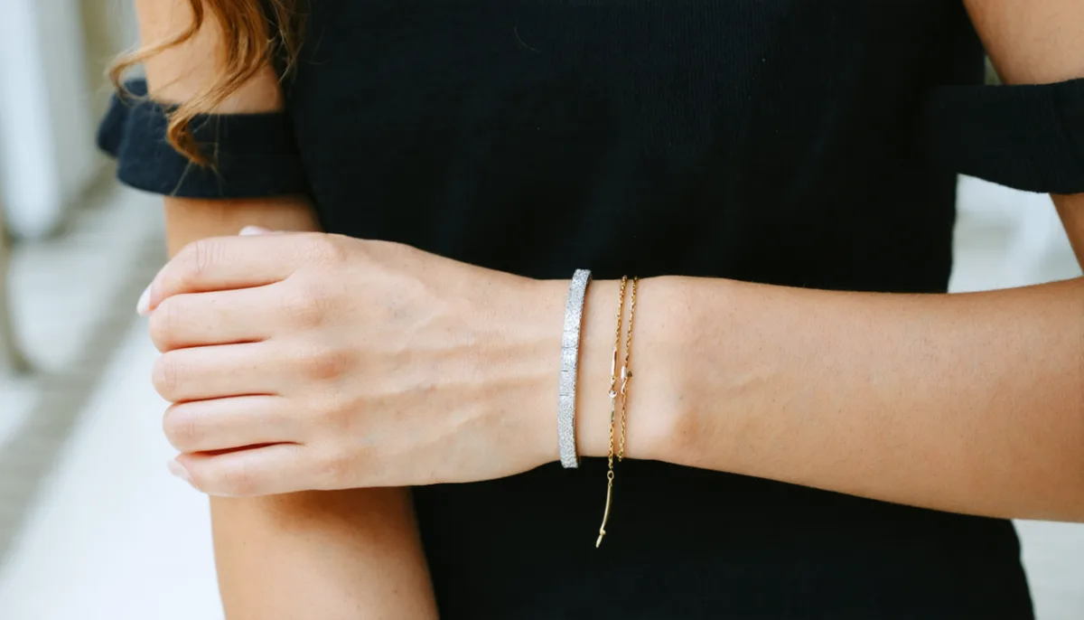 découvrez nos astuces pratiques pour porter plusieurs bracelets sans qu'ils ne s'enchevêtrent, alliant style et confort au quotidien.